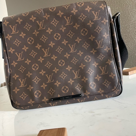 Louis Vuitton Classic Monogram Messenger/Crossbody Bag - Picture 1 of 14